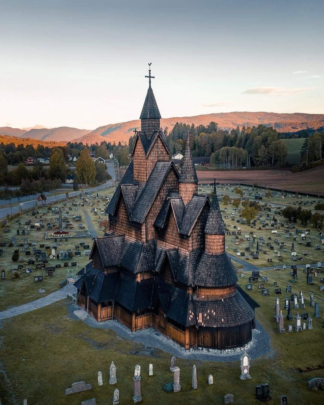 这是挪威的博尔贡教堂,完全由木材制成,建于800多年前