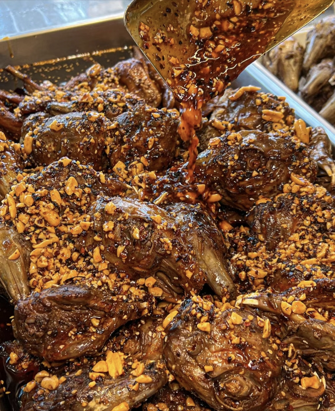 成都的兔头美食中,我钟爱双流老妈香辣兔肉.