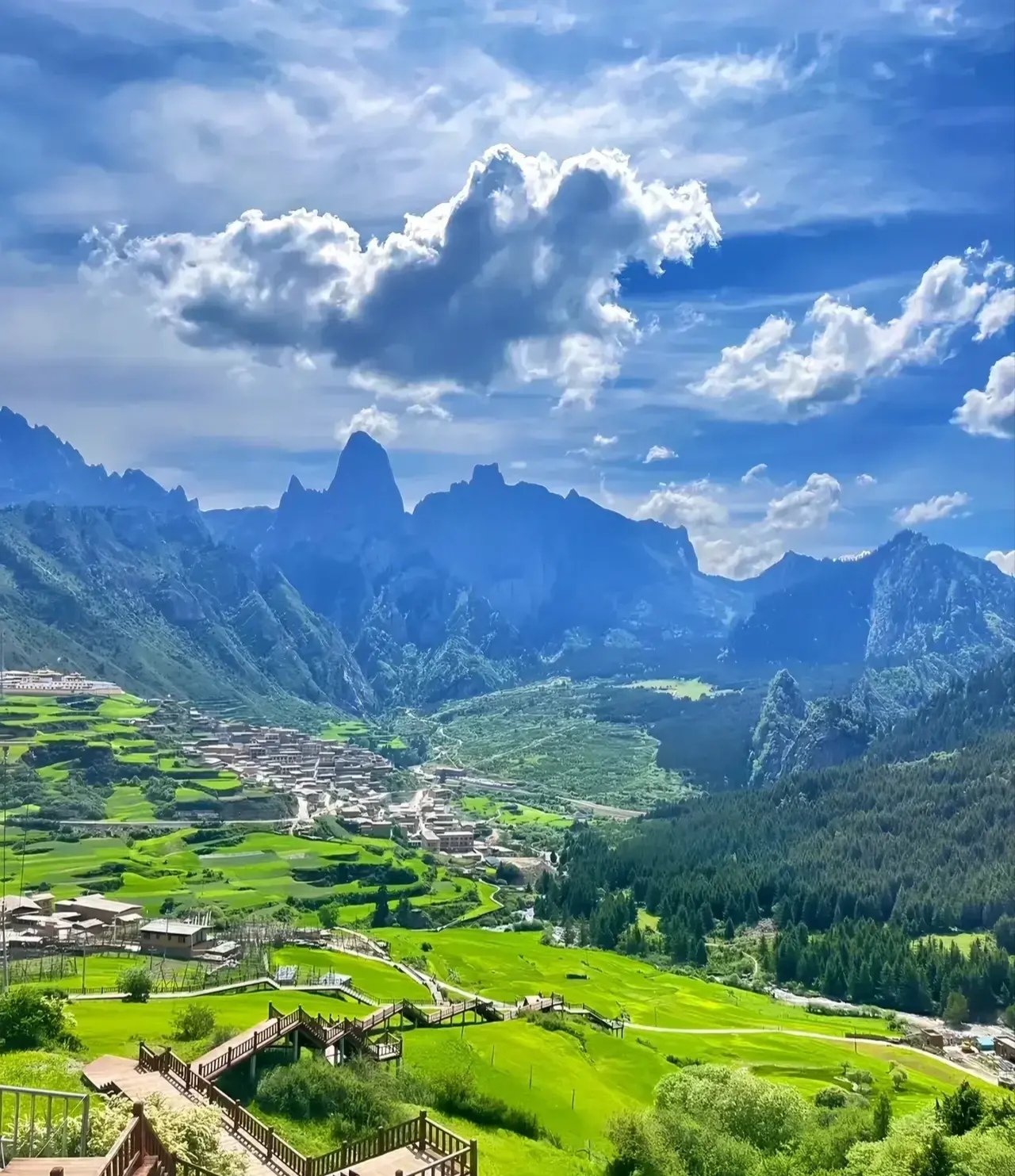 有一个地方叫扎尕那,它是中国甘肃的风景,这片土地景观多样,有巨石