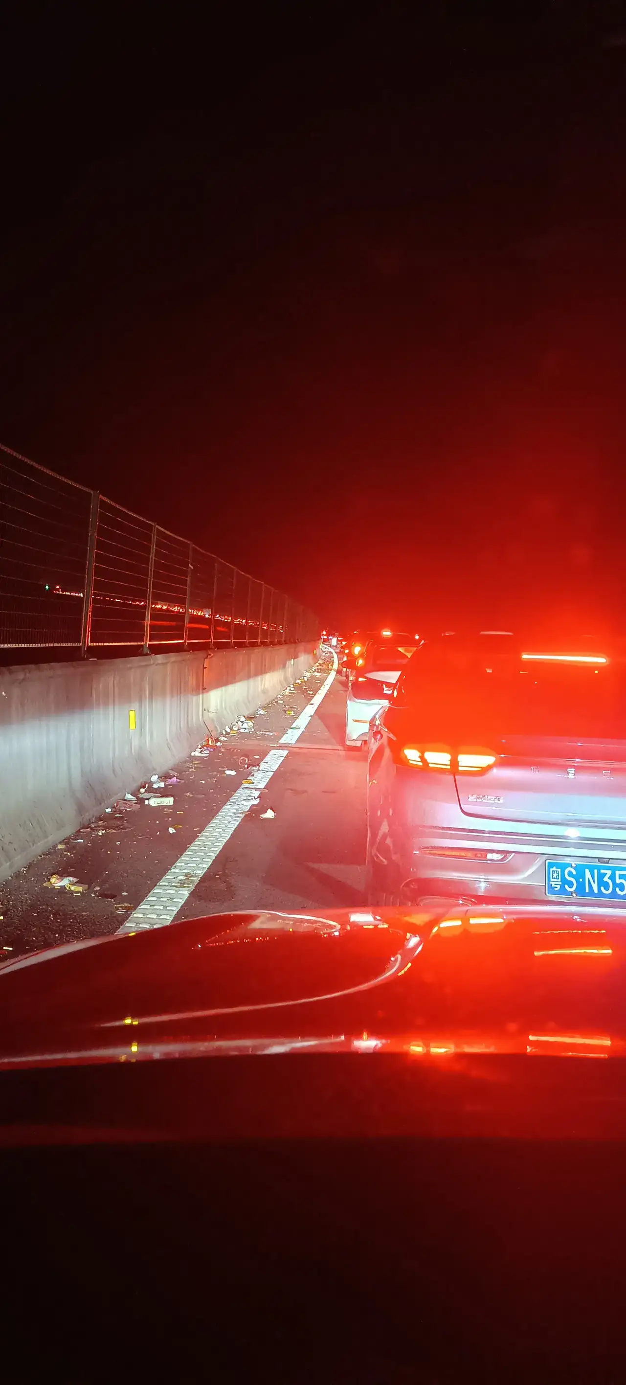 截至现在,十二个小时过去了,他们仅仅行驶了两百多