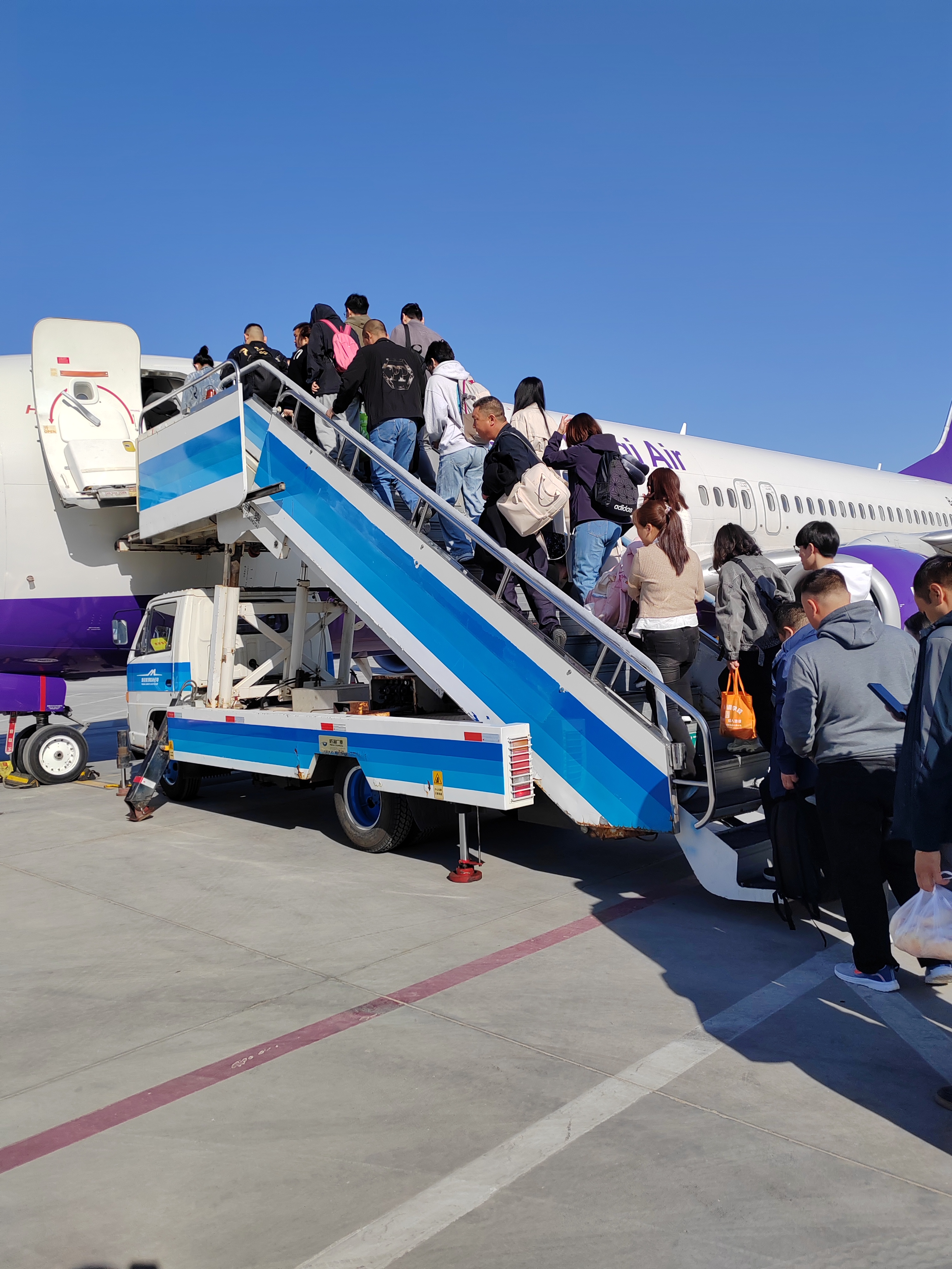 登机口,旅客们正在排队登机.