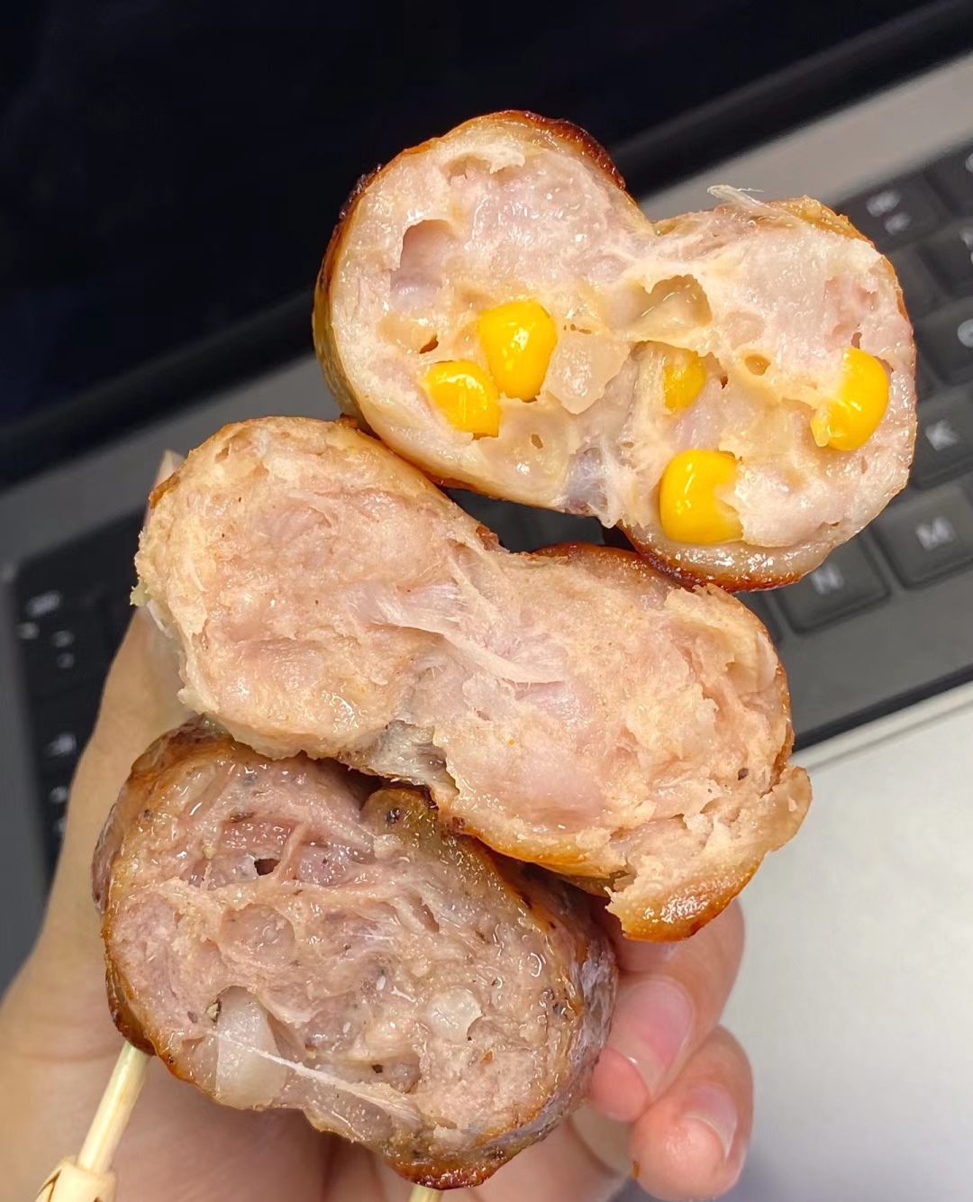 制作火山石烤肠时,用烤箱200度烤20分钟,在烤好的烤肠表面均匀的刷上