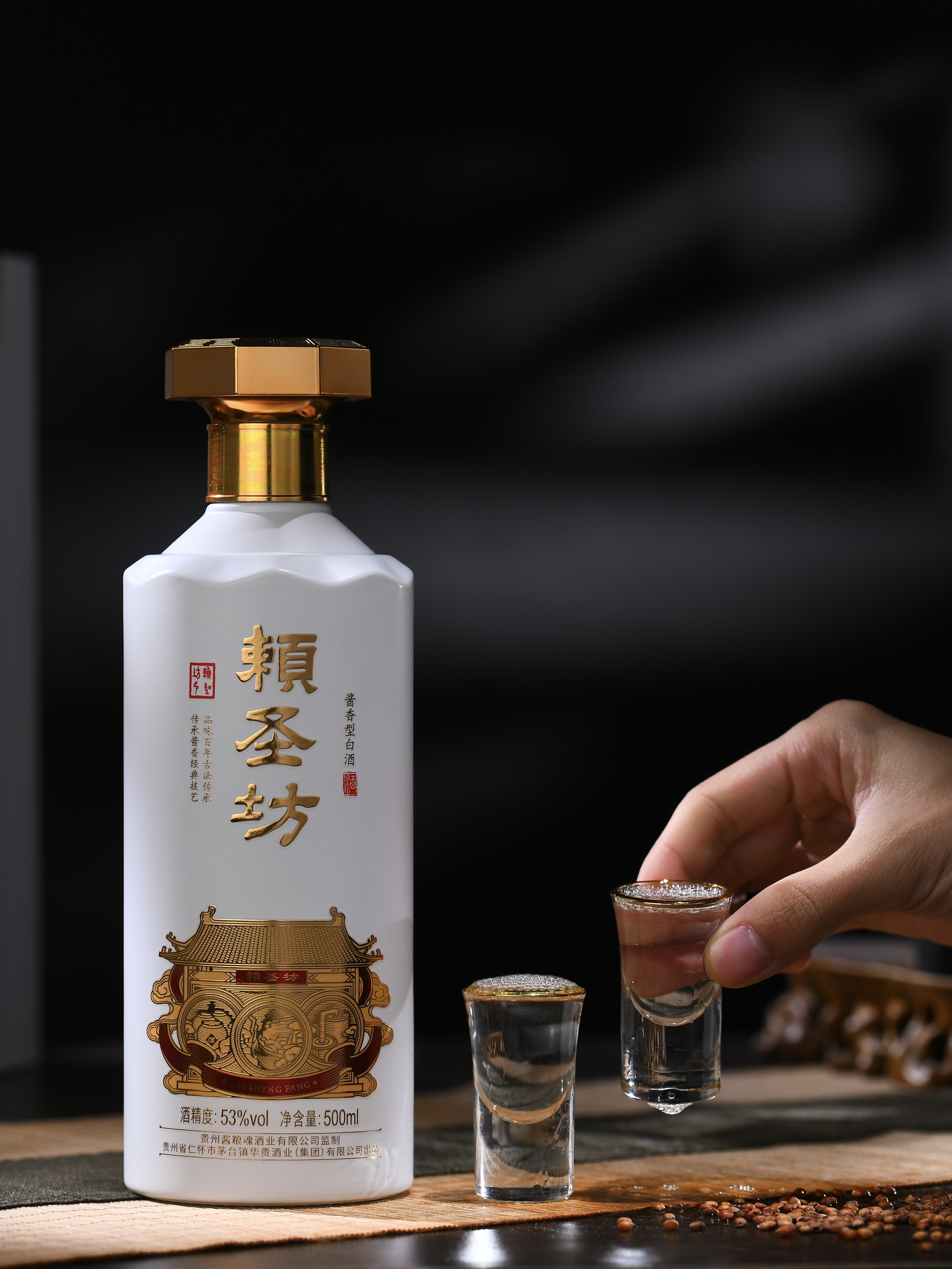 酱香崛起:探寻茅台镇的酒香秘密  在这个白酒世界中,有一个名字无人不