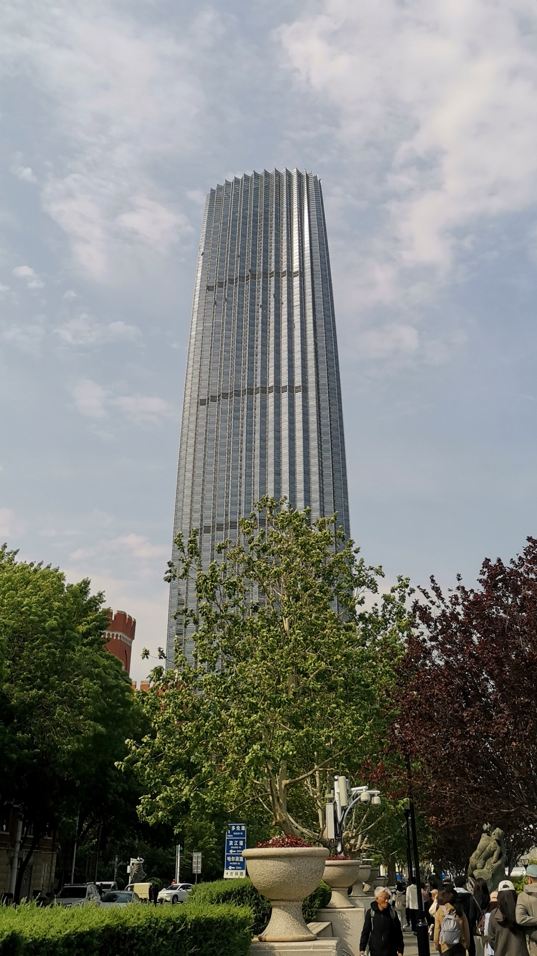 五月二日上午8点半,气温只有20度,阴天,风很大,海河天津站,解放桥周边