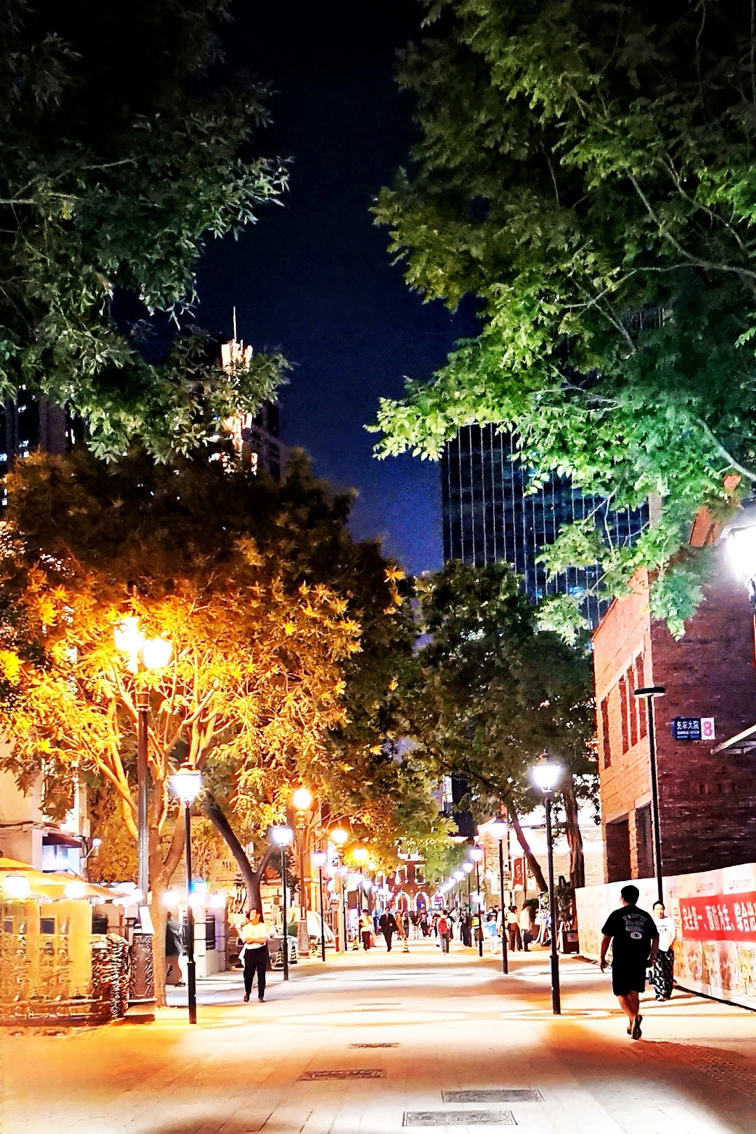 夏日天津五大道的夜晚,一栋栋欧洲风格的建筑被橙色和紫色灯光照亮