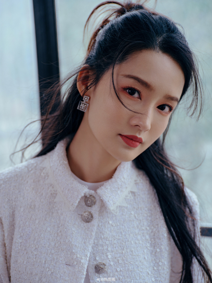 "李沁漫步林间,秋风轻拂过她的发梢,她轻抿红唇,眼含笑意,仿佛整个