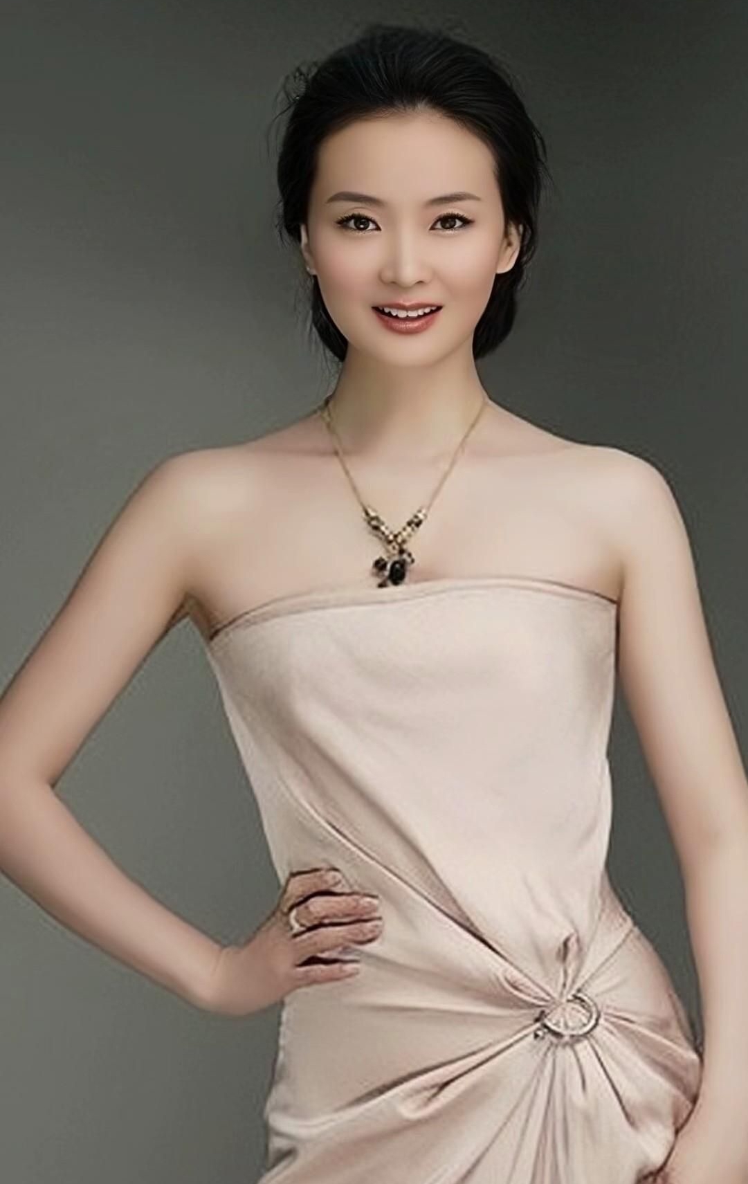 王艳身穿优雅礼服自信笑容美翻了