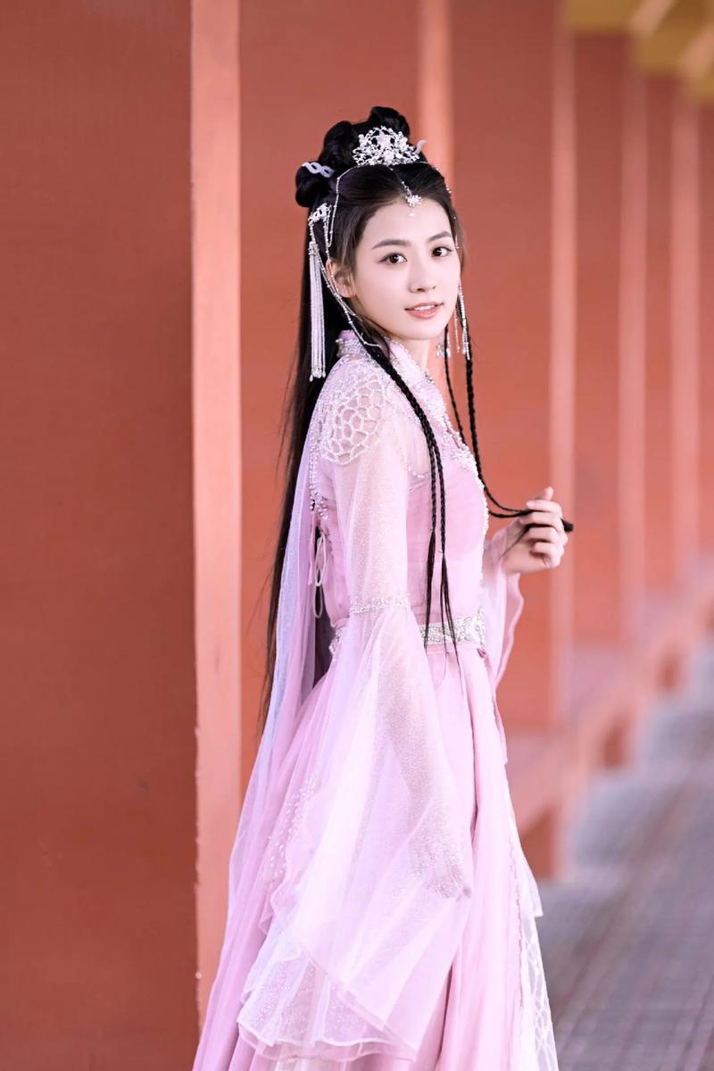 她,是那春日里最耀眼的一抹色彩,以倾城之姿,绽放于世