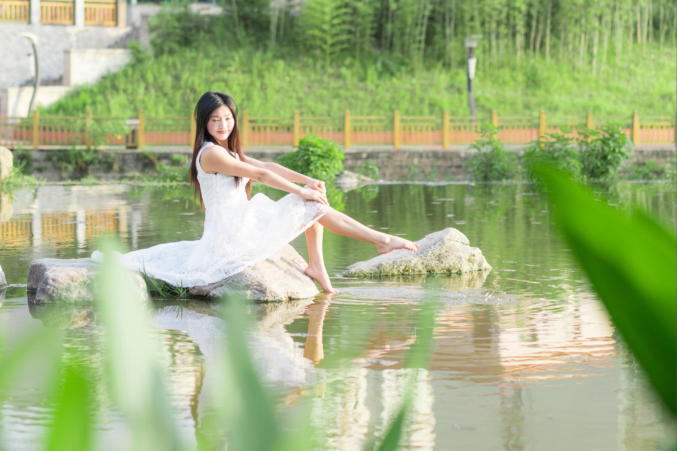 衣裳飘动似飞燕, 倩影绰约水边回