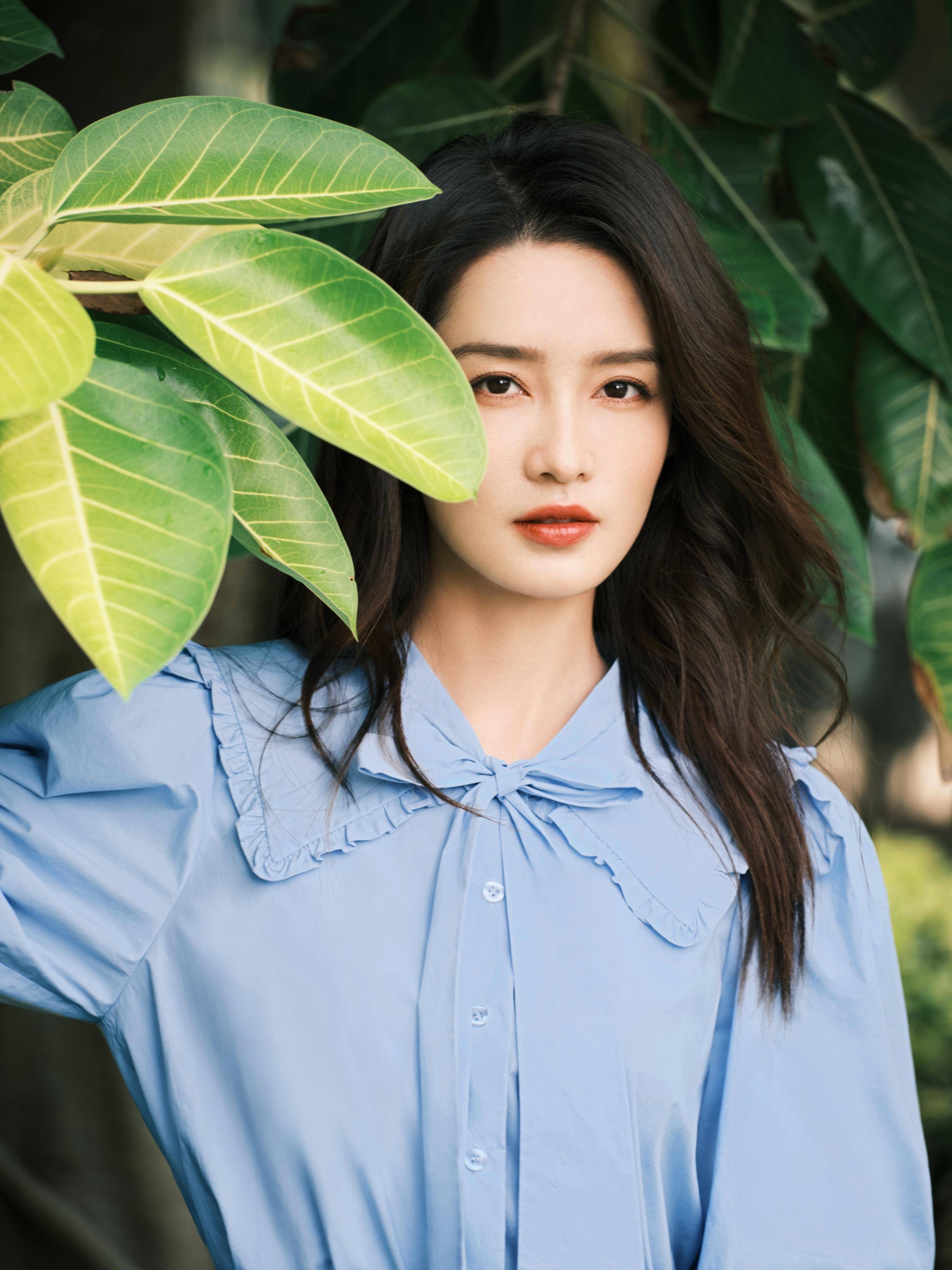 "李沁的夏日清新写真,在绿意盎然中展现温柔魅力