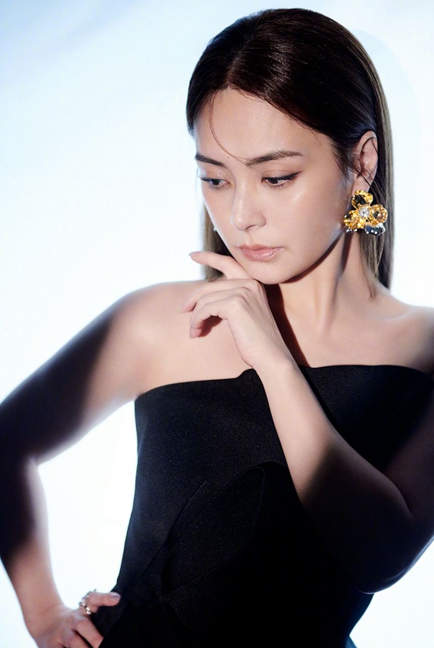 "钟欣潼身穿优雅黑色礼服,沉思中透出无限魅力
