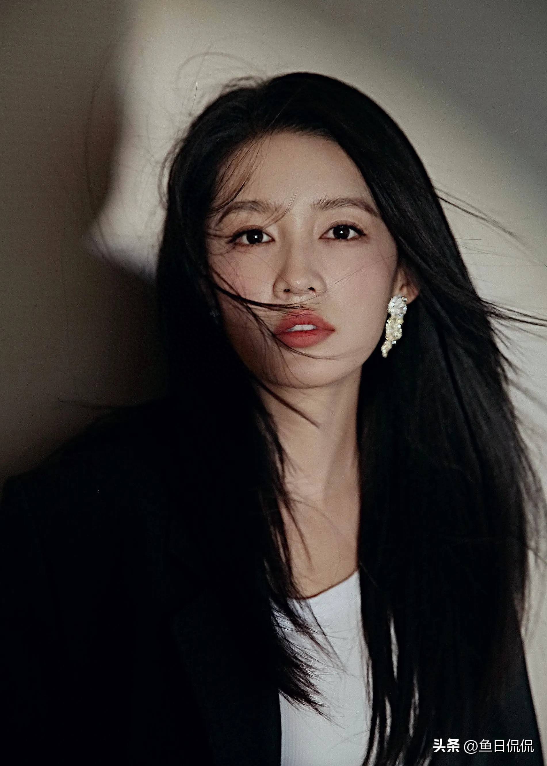 "bilbil工作云,李沁小姐姐今天也超美der",笑容甜度爆表,awsl!