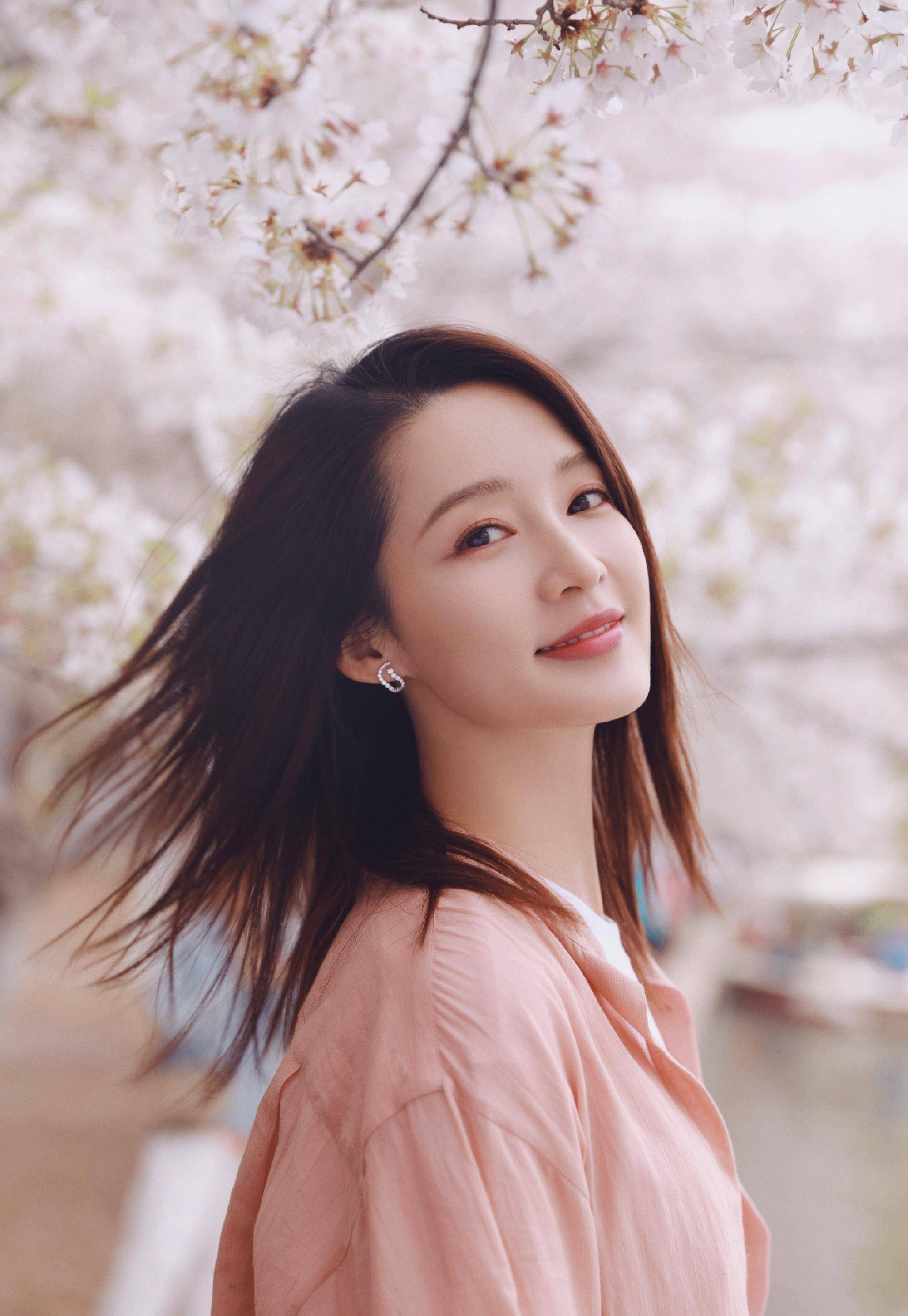 —李沁,樱花树下的温柔笑颜,美得让人心动
