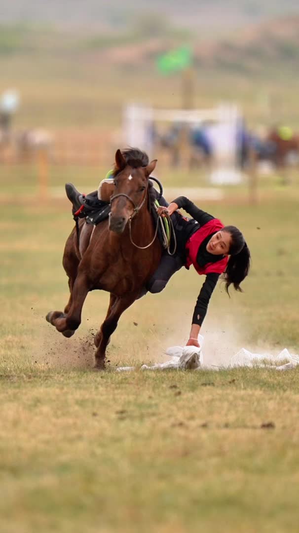 江湖浪迹,红尘追梦.她,扬鞭策马,英姿飒爽,自是美女