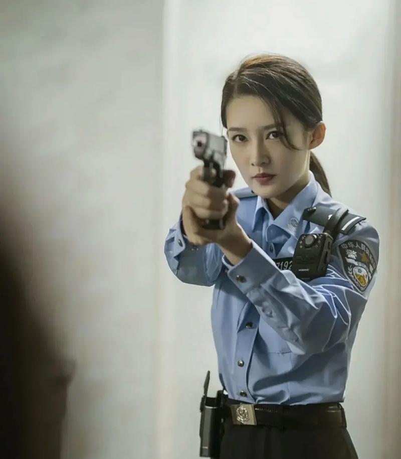 李沁剧照,清眸如水,眉若远山,一袭白衣映衬下,仿佛自画中走出