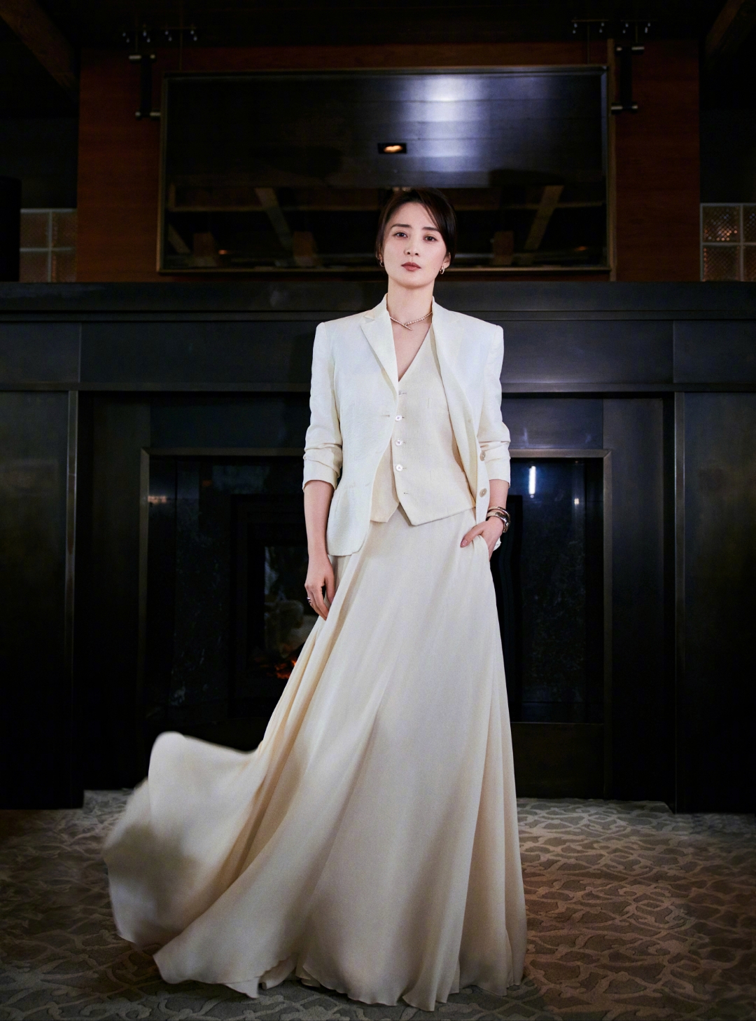 蒋勤勤优雅转身,裙摆轻轻摇曳,站在壁炉前,仿佛时光都温柔了