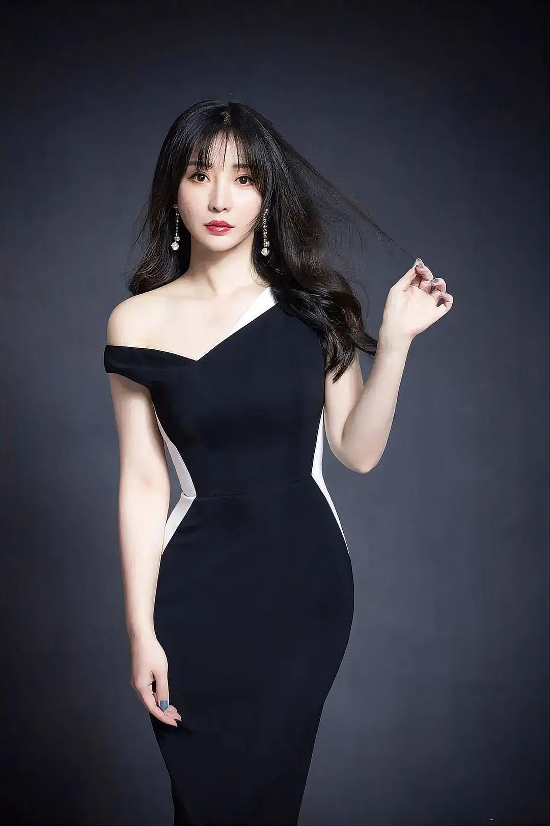 碧水潺潺映玉颜, 柳岩倩影胜婵娟. 群芳争艳皆失色, 独舞清风自娟然