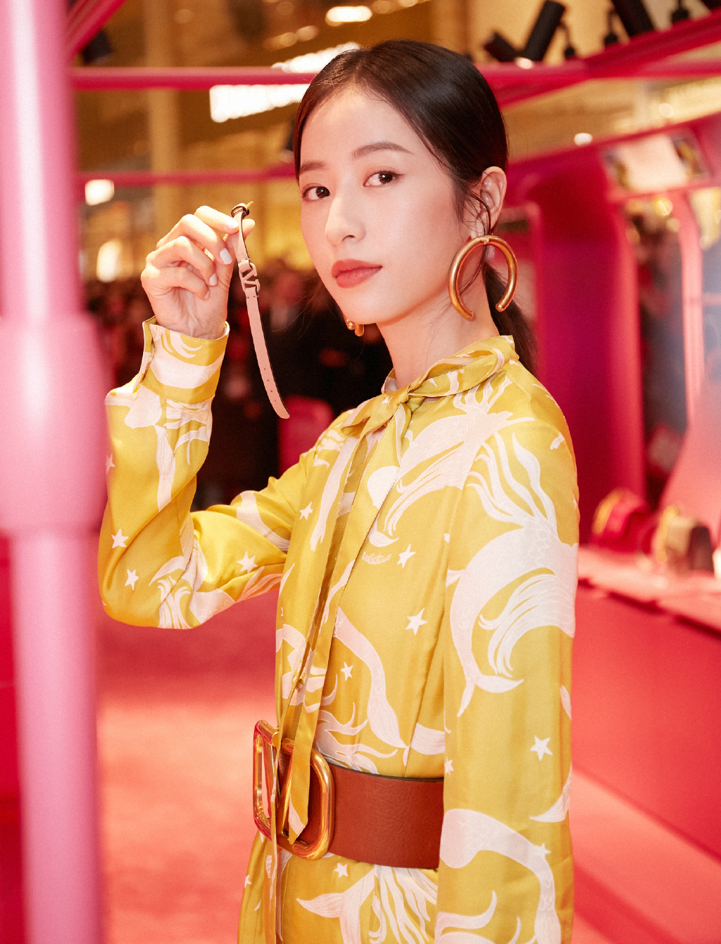 周雨彤的日常穿搭真是太有范儿了,黄色印花衬衫搭配棕色腰带,再戴上一