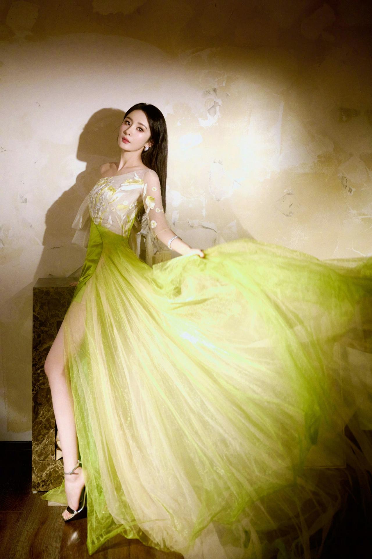 杨幂身穿一袭长裙,优雅地站在墙边,仿佛仙女下凡,美得让人窒息