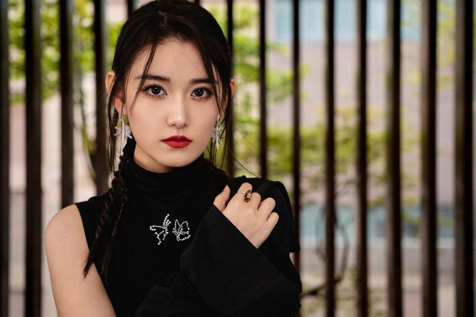 "捕捉金色光影中蒋依依的优雅,每一缕都是你的魅力展现