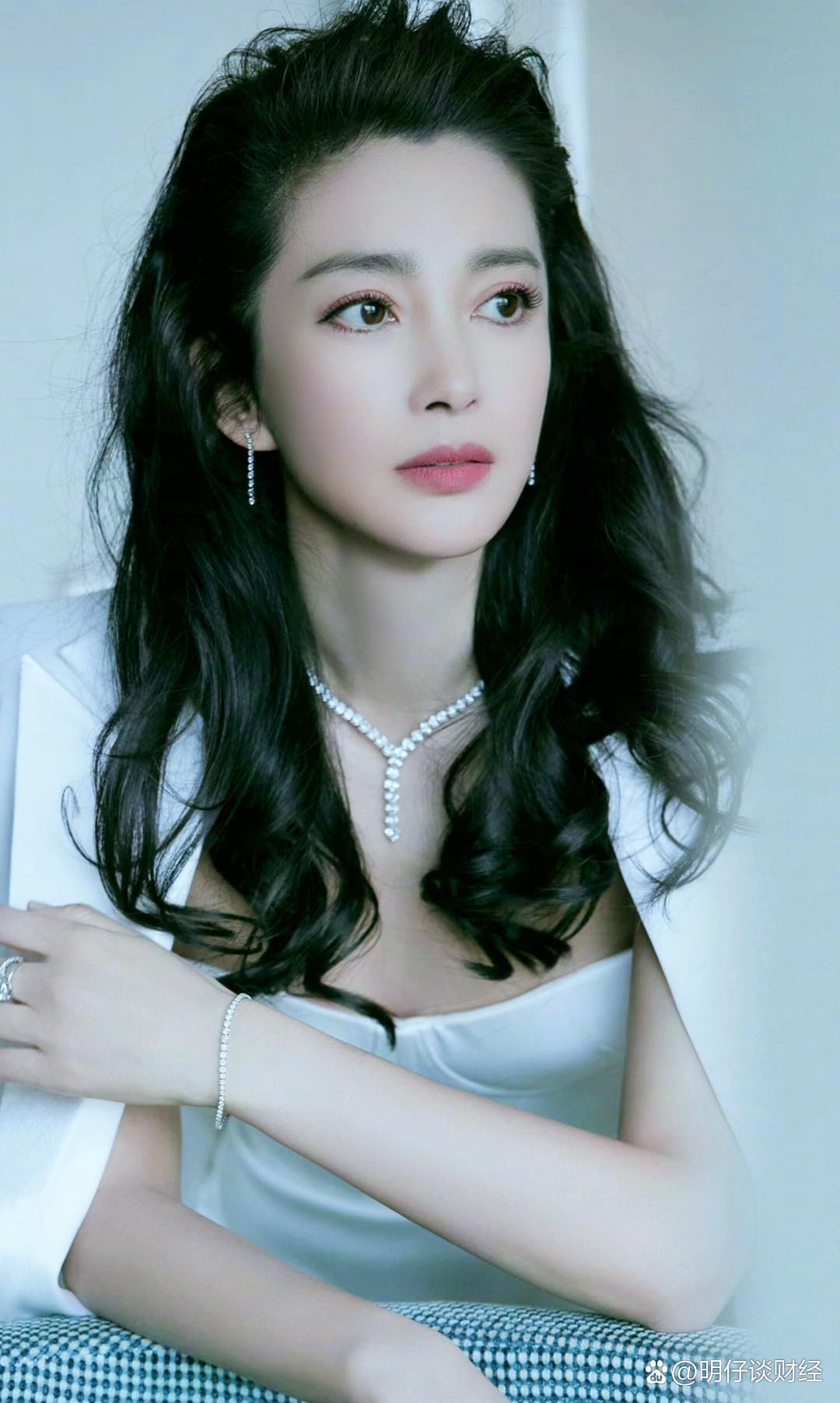 "李冰冰优雅坐姿, 珍珠点缀更显温婉气质