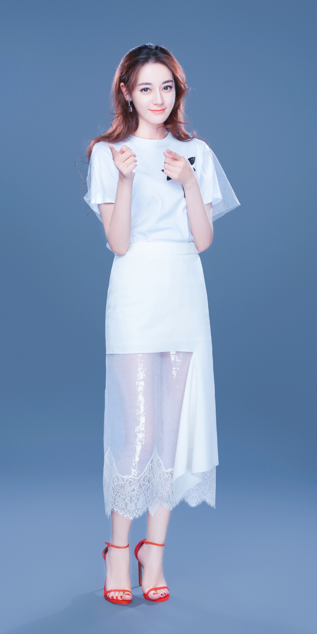 迪丽热巴,美如画中仙,一袭白裙惊艳四座,搭配红色高跟鞋,更显优雅气质