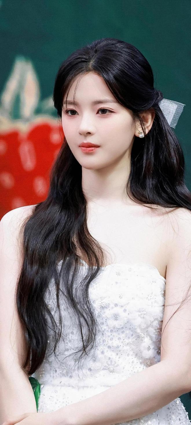 杨超越的轨迹像野草穿透水泥地