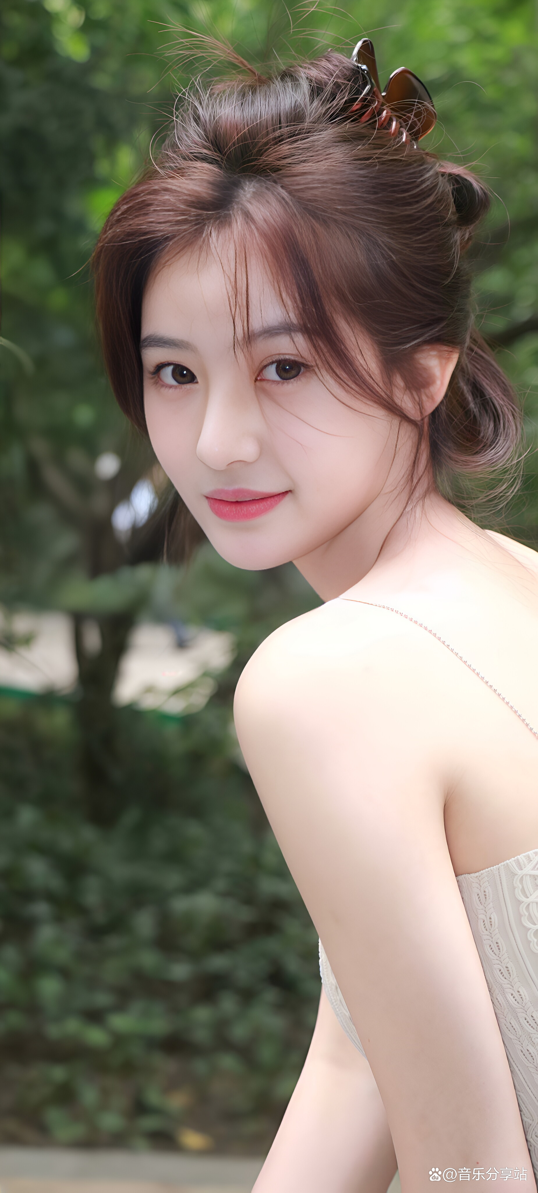 清眸流转星河动, 笑语轻扬春意佳