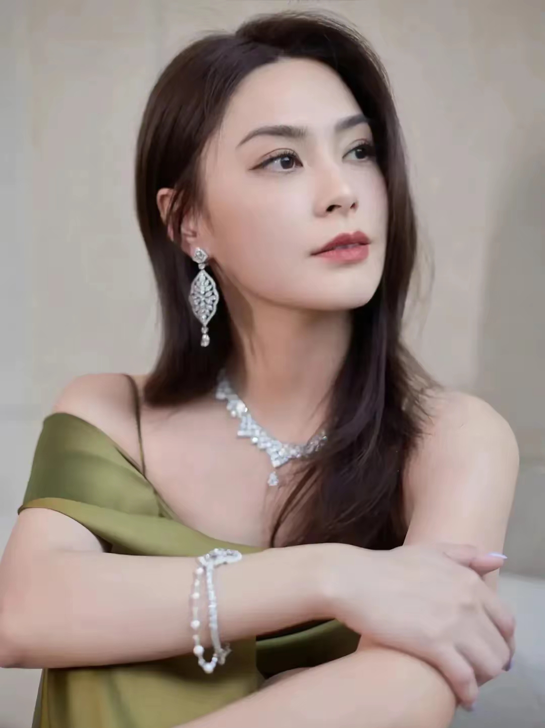 精致珠宝点缀优雅气质,捕捉钟欣潼瞬间的美丽