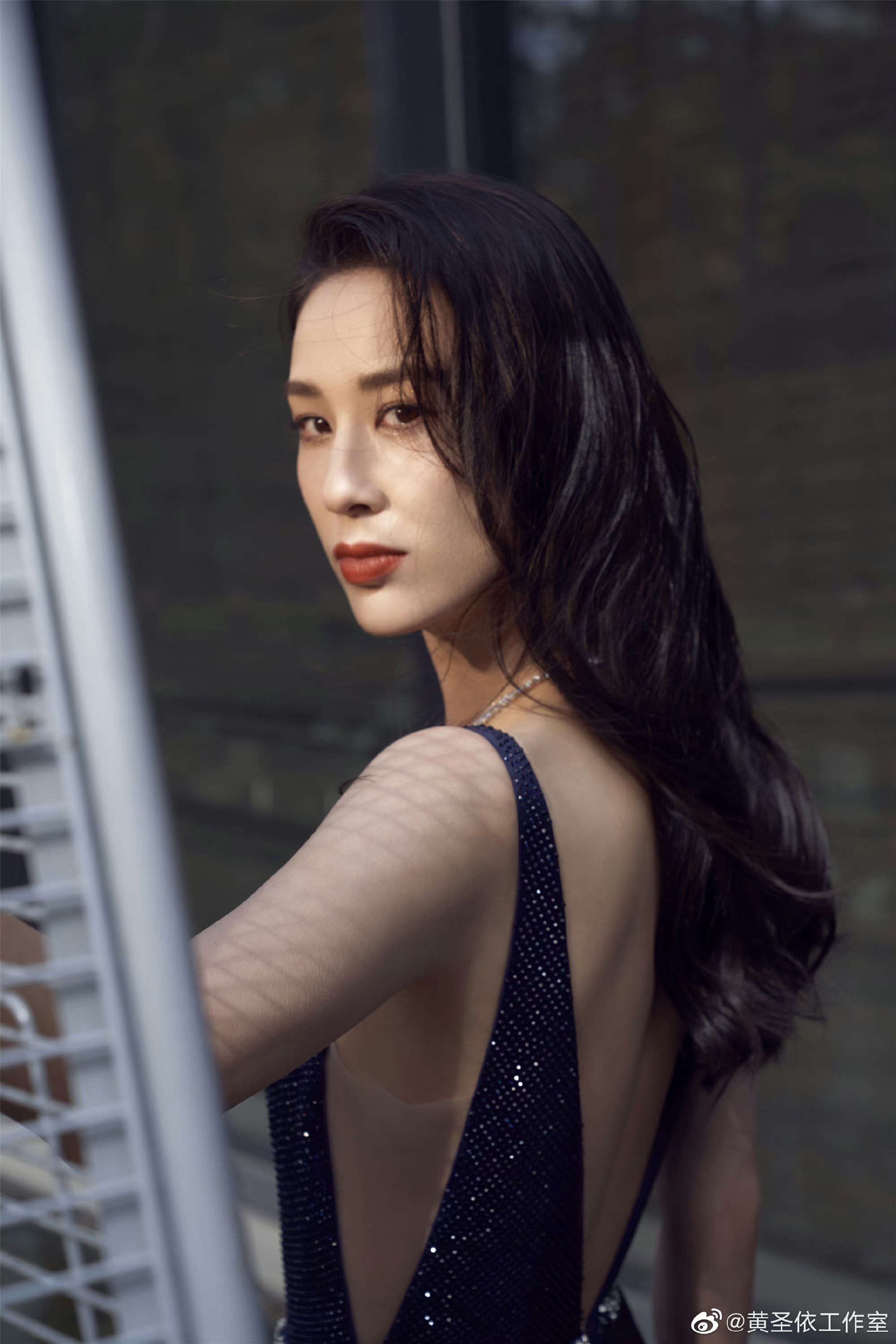 黄圣依漫步都市街头,夕阳余晖洒在她的黑钻裙上,闪耀着自信的光芒