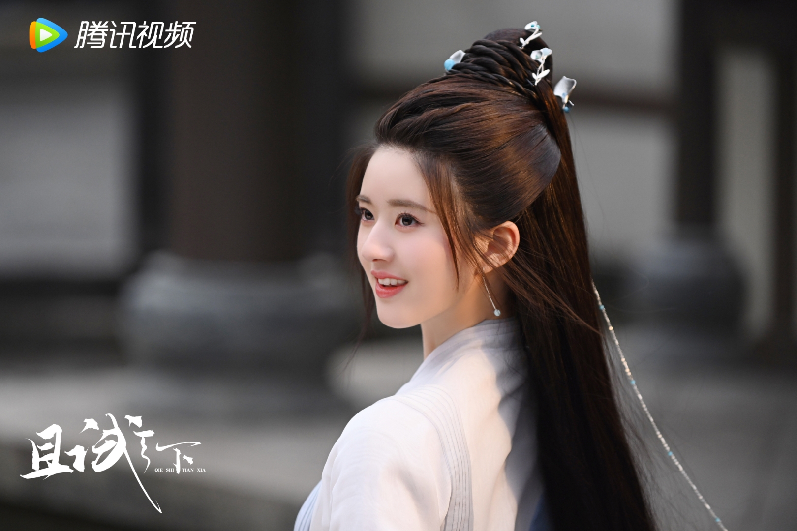 赵露思着古装立于庭前,杏眼含笑,梨涡浅现