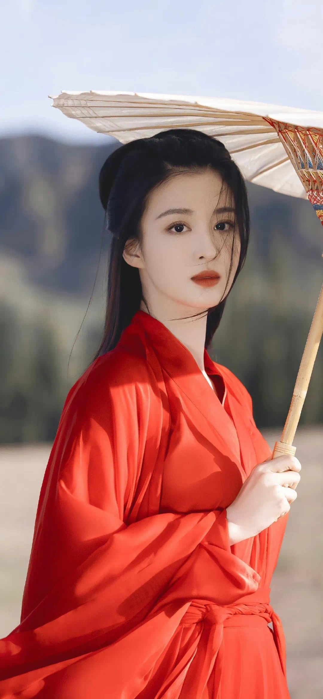 今日份古风美人,一袭红衣,手持纸伞,眉眼间尽是故事