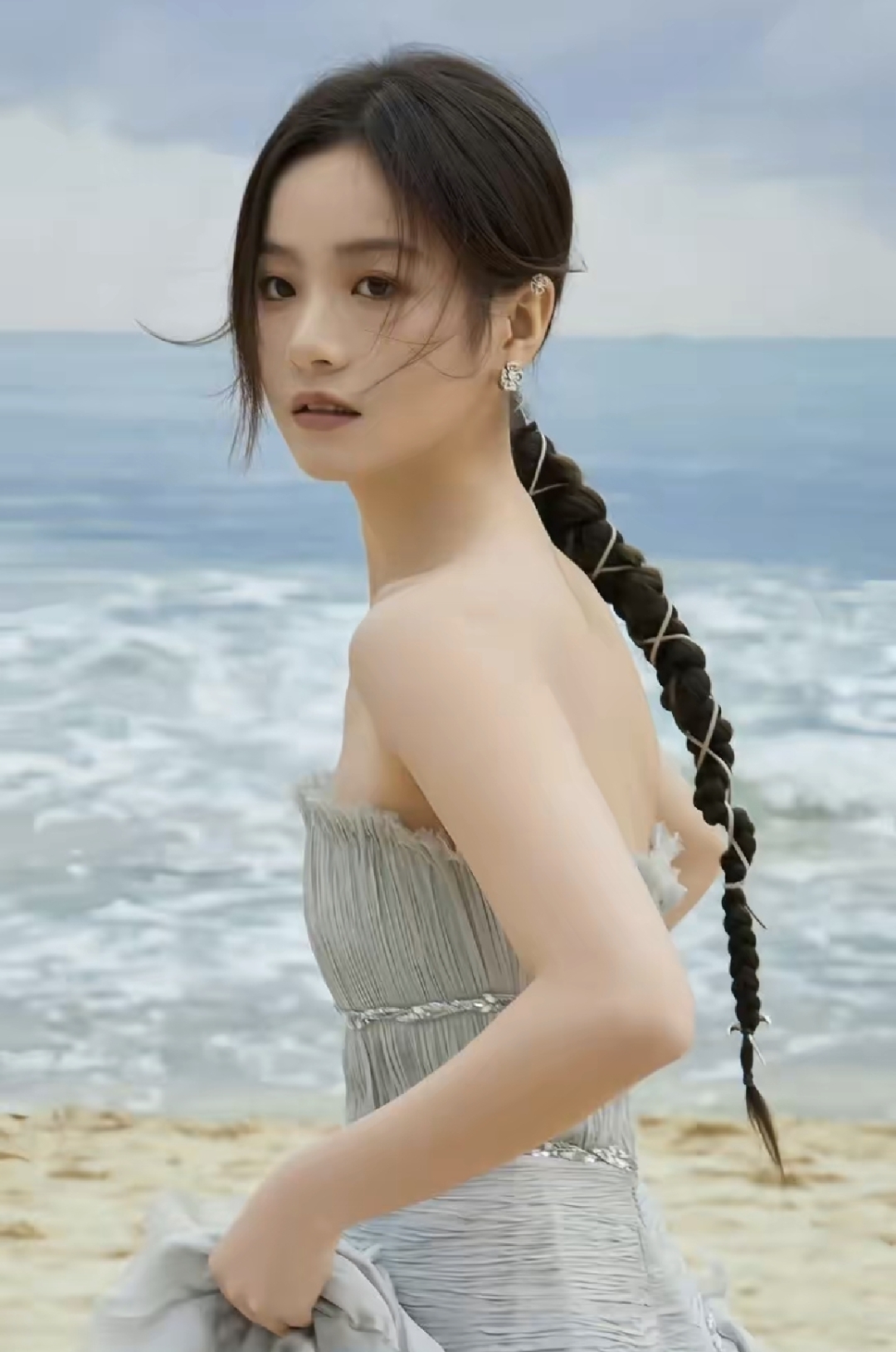 李庚希海边漫步裙摆随风轻轻摇曳海浪声中她的长发随性飘扬宛如