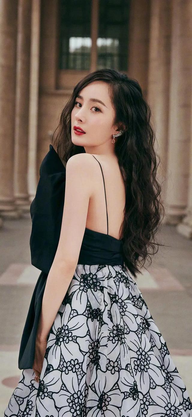 杨幂蓦然回首,眸如秋水,唇若点朱