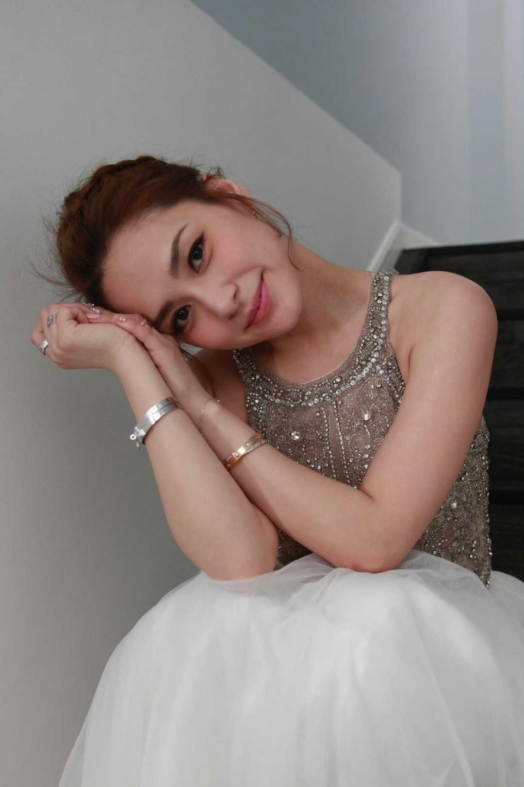 "钟欣潼, 今天穿得美美的,心情也跟着亮起来啦!