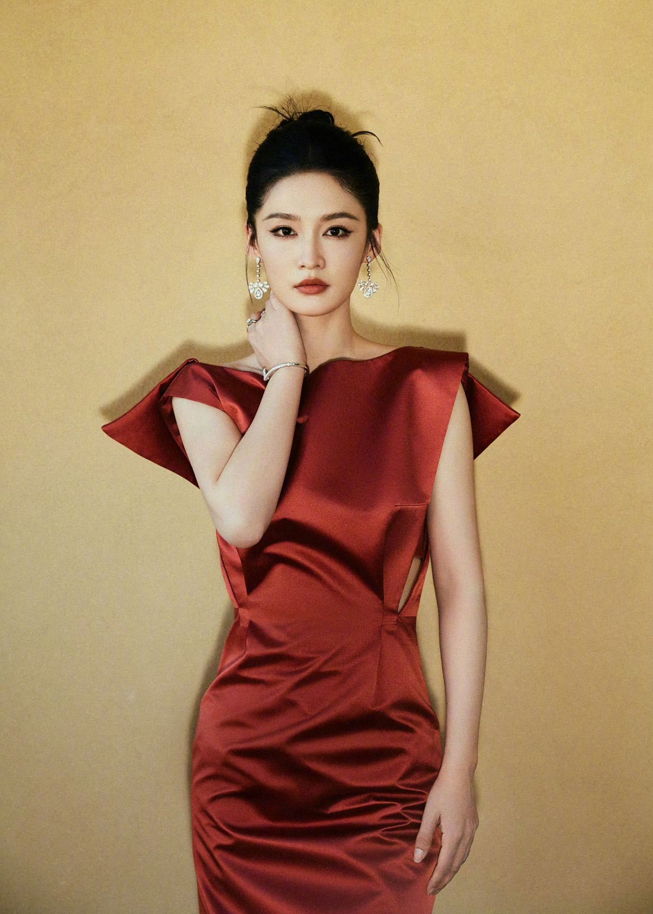 "李沁身穿一袭红裙,优雅迷人,仿佛从画中走出来的古典美人