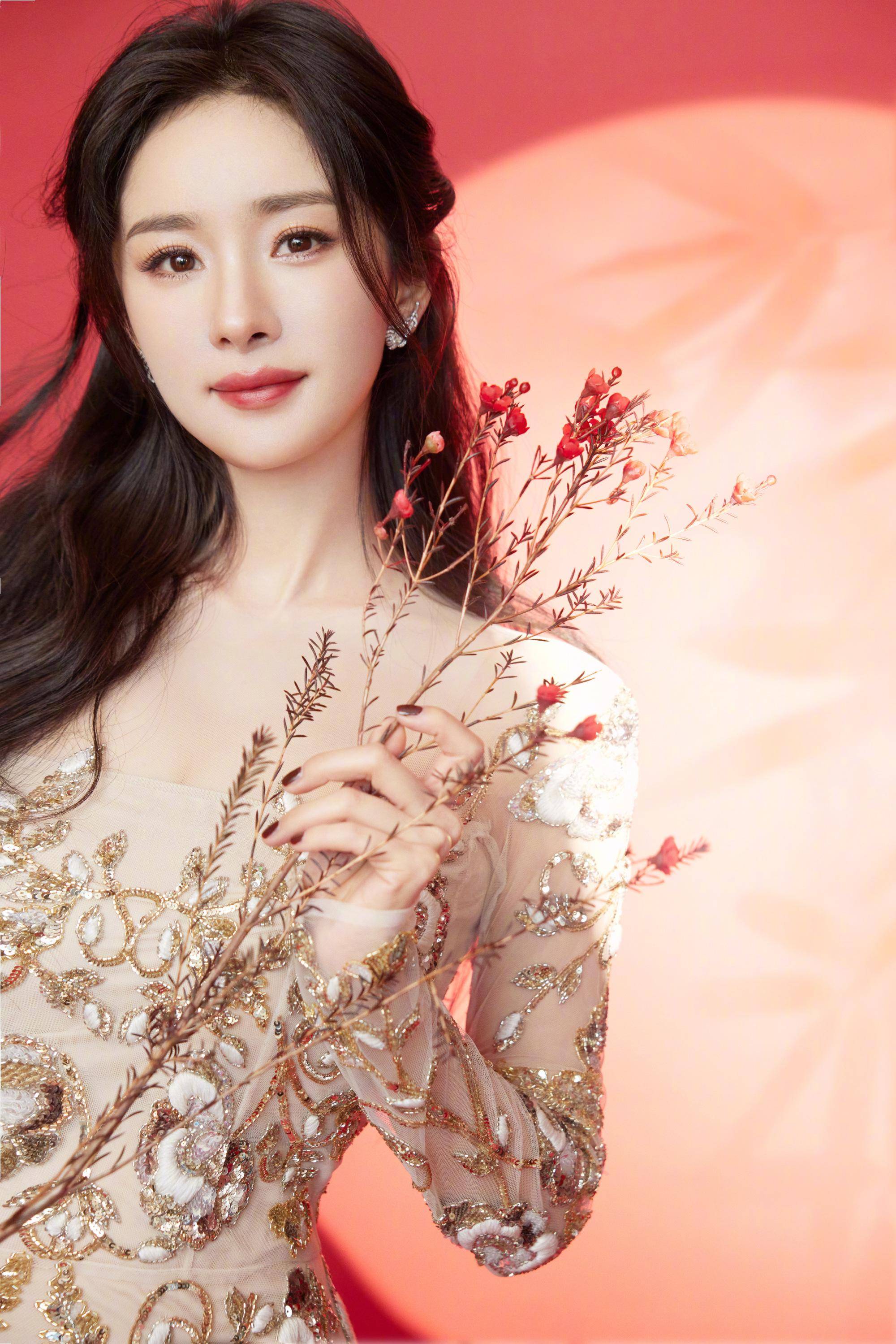 杨幂指尖拈着玫瑰,绛红花瓣垂落三寸,恰是旗袍开衩的高度