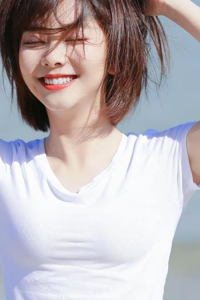 海风拂过她的发梢,谭松韵赤足踩在沙滩上,浪花轻吻她的脚背