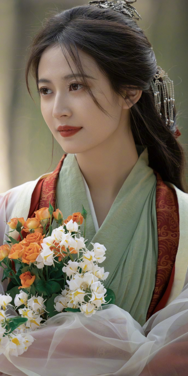 春风送暖入轩窗, 锦绣花枝陈钰琪. 手捧芳华展笑颜, 眼含星辉映日边