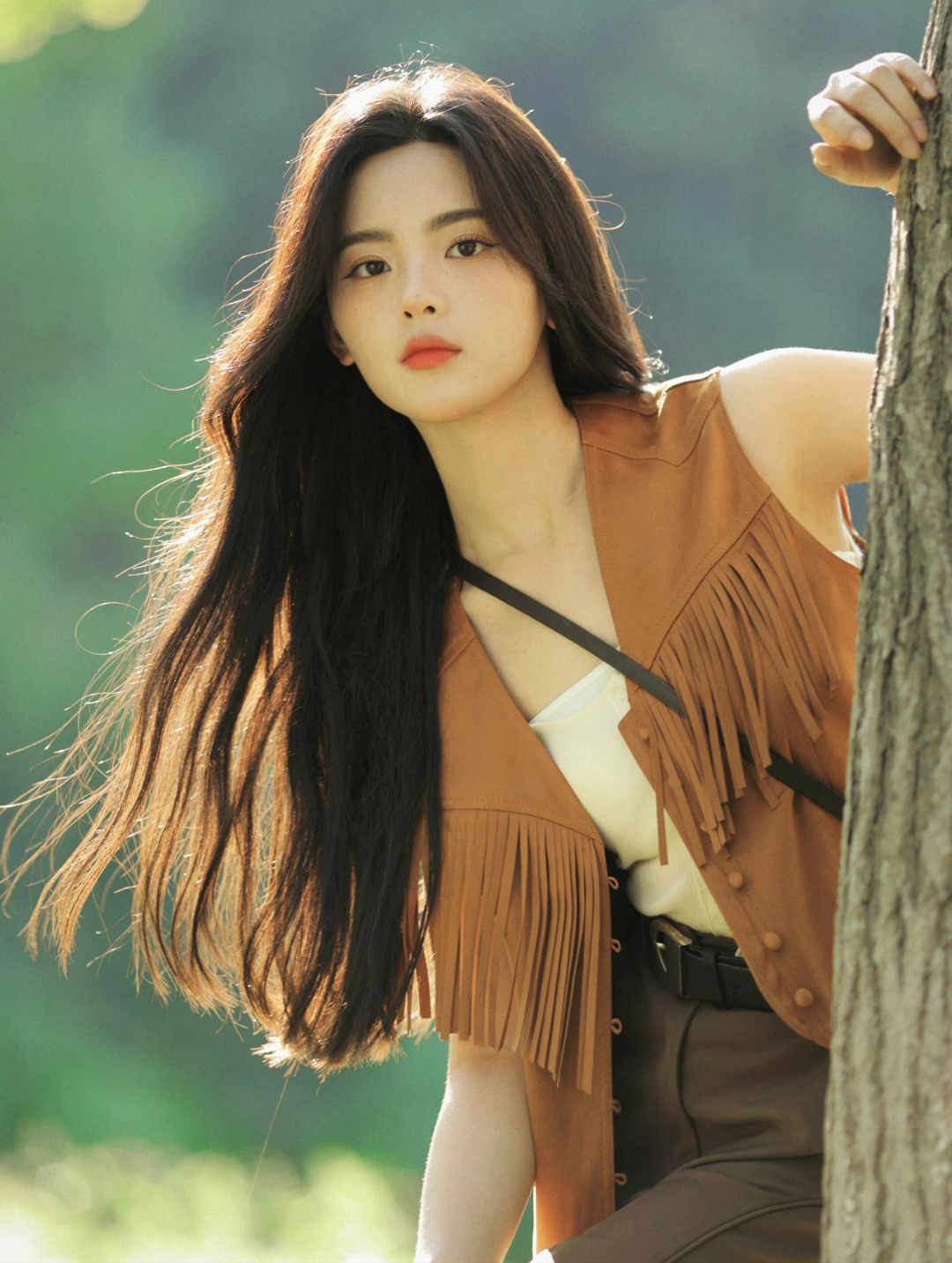 杨超越靠在树上,感受大自然的怀抱,仿佛整个世界都安静了