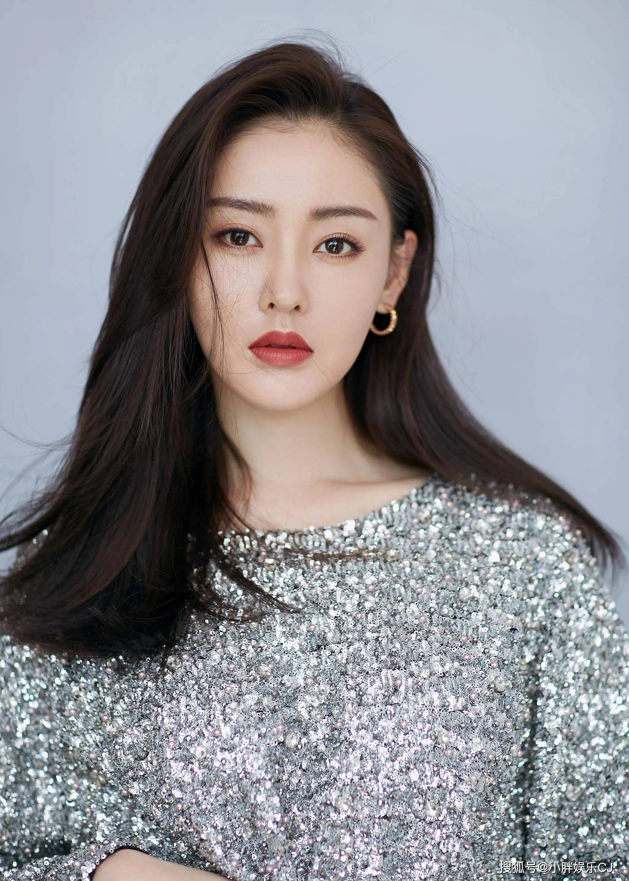 张天爱最初因参加某选秀节目脱颖而出,其清新脱俗的容貌与不俗的演技