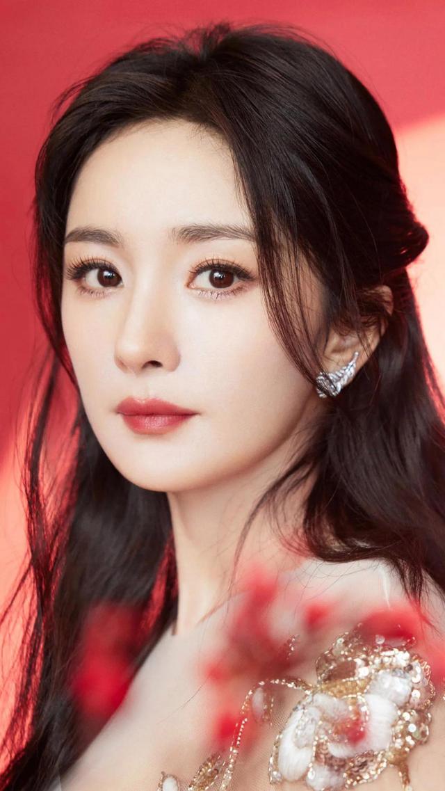 动静之间,皆成风景,既有明艳之姿,又藏灵秀之气