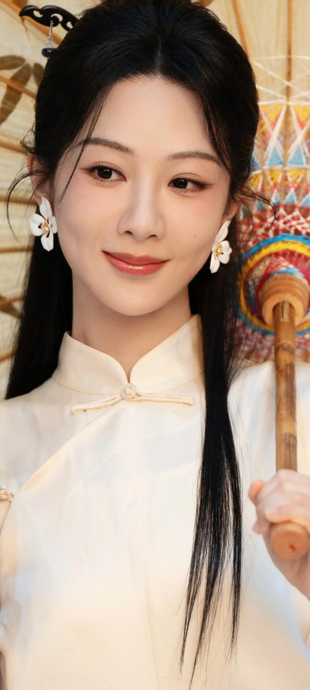杨紫古装造型温婉动人,手持油纸伞,宛如从古画中走出的女子