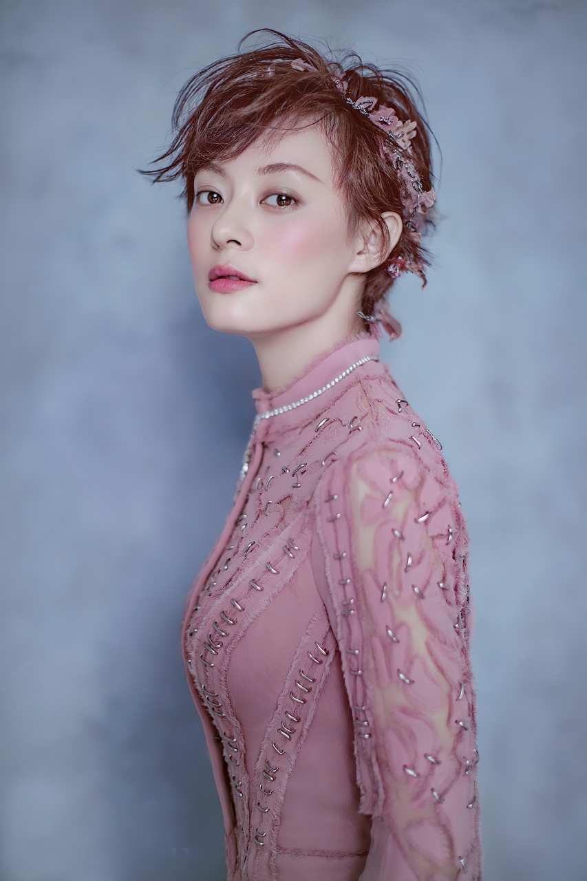 粉衣佳人立春风,孙俪一笑百媚生