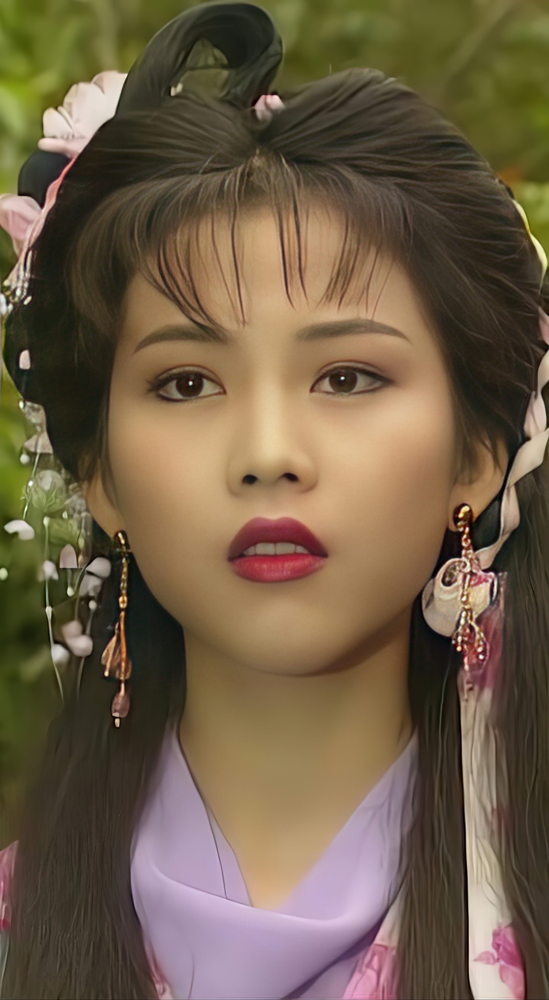 蔡少芬,眉目如画,气质非凡,宛如从古风画中走出的女子,让人心动不已