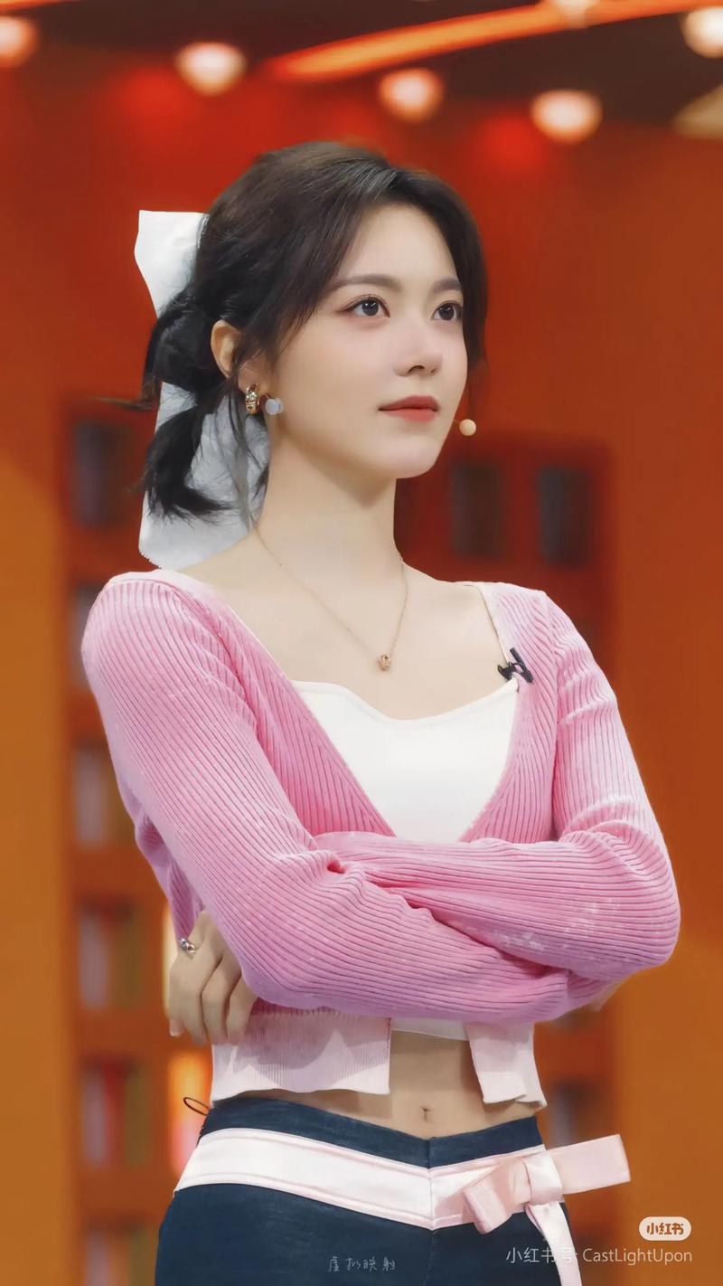 粉衣美女明星赵今麦立于春庭,玉颜映日生辉