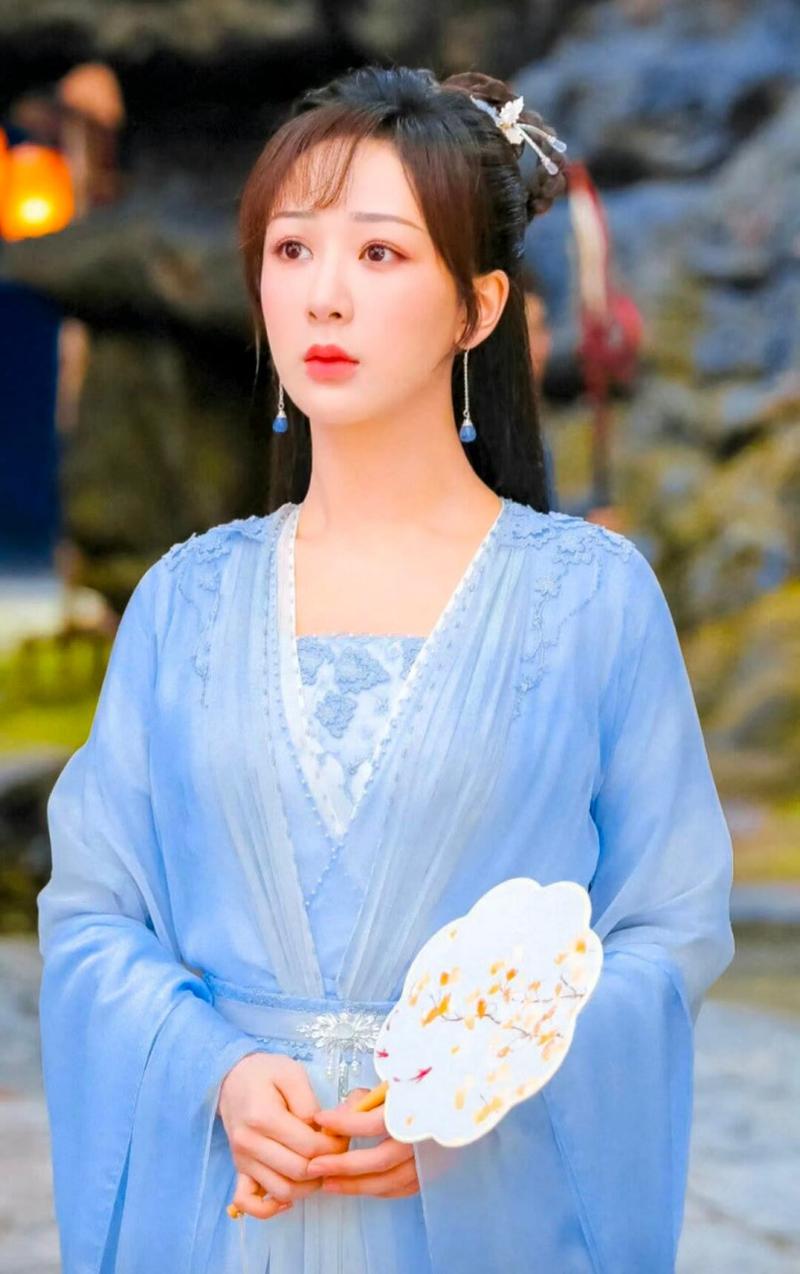 杨紫古装造型太美啦,仿佛从画中走出来的仙女,手持团扇,气质出众