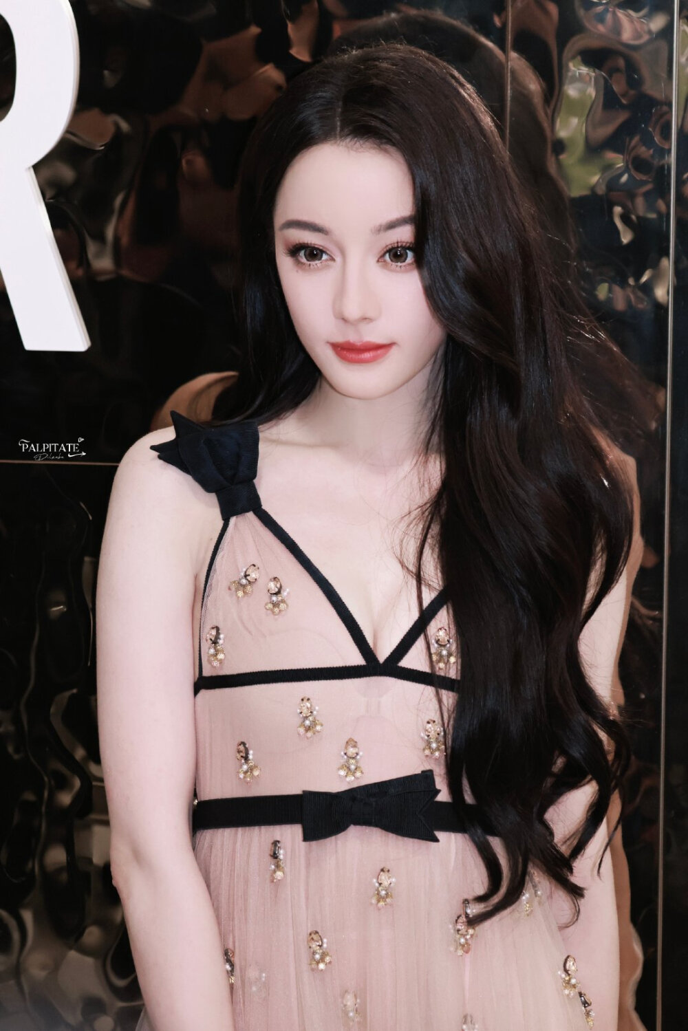 "迪丽热巴, 今天穿得美美的, 心情也跟着亮了起来!