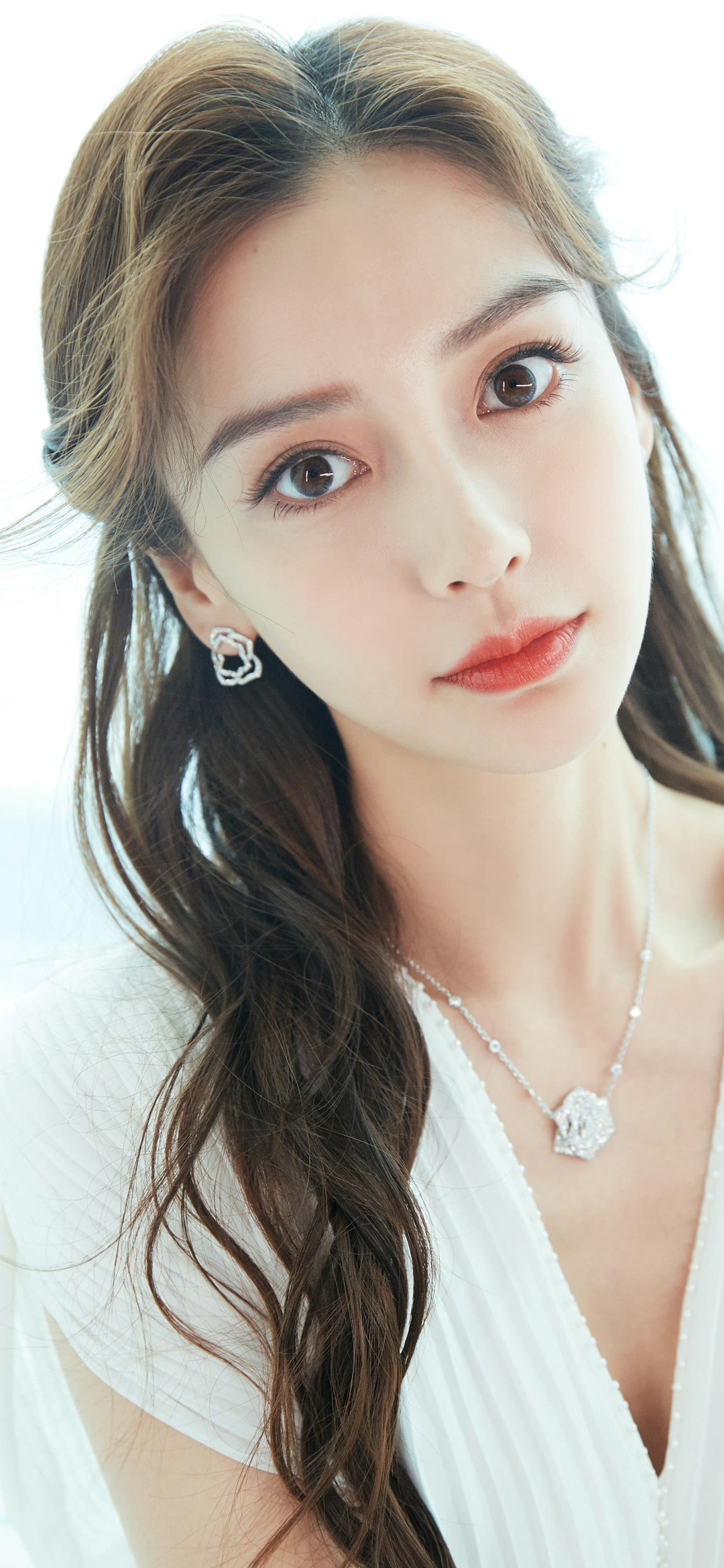 杨颖之美,如春水初生,顾盼间流光溢彩