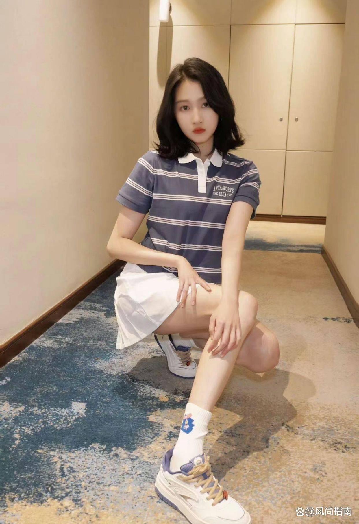 关晓彤活力满分,条纹衫搭配小白鞋,青春气息扑面而来～走在阳光下,每